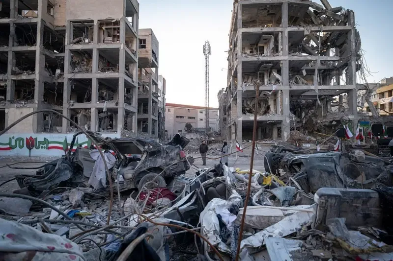 Mesa de negociação vazia com bandeiras dos EUA e Irã, relógio, simbolizando o impasse no cessar-fogo.