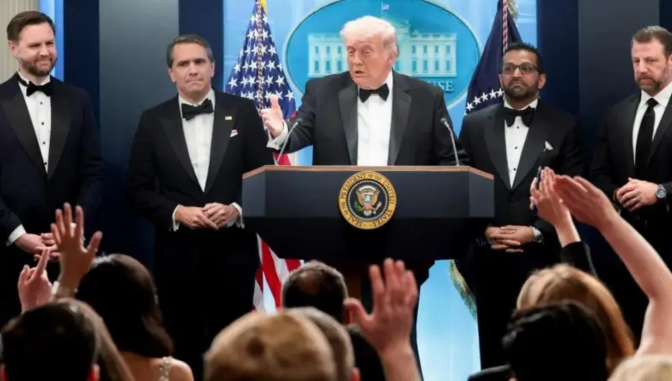 Donald Trump em coletiva de imprensa após incidente, com agentes do Serviço Secreto