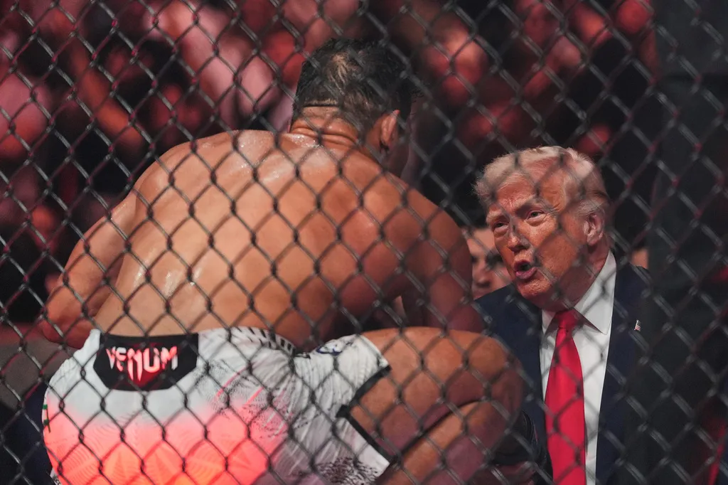 Paulo Borrachinha no UFC 327 com Donald Trump na plateia