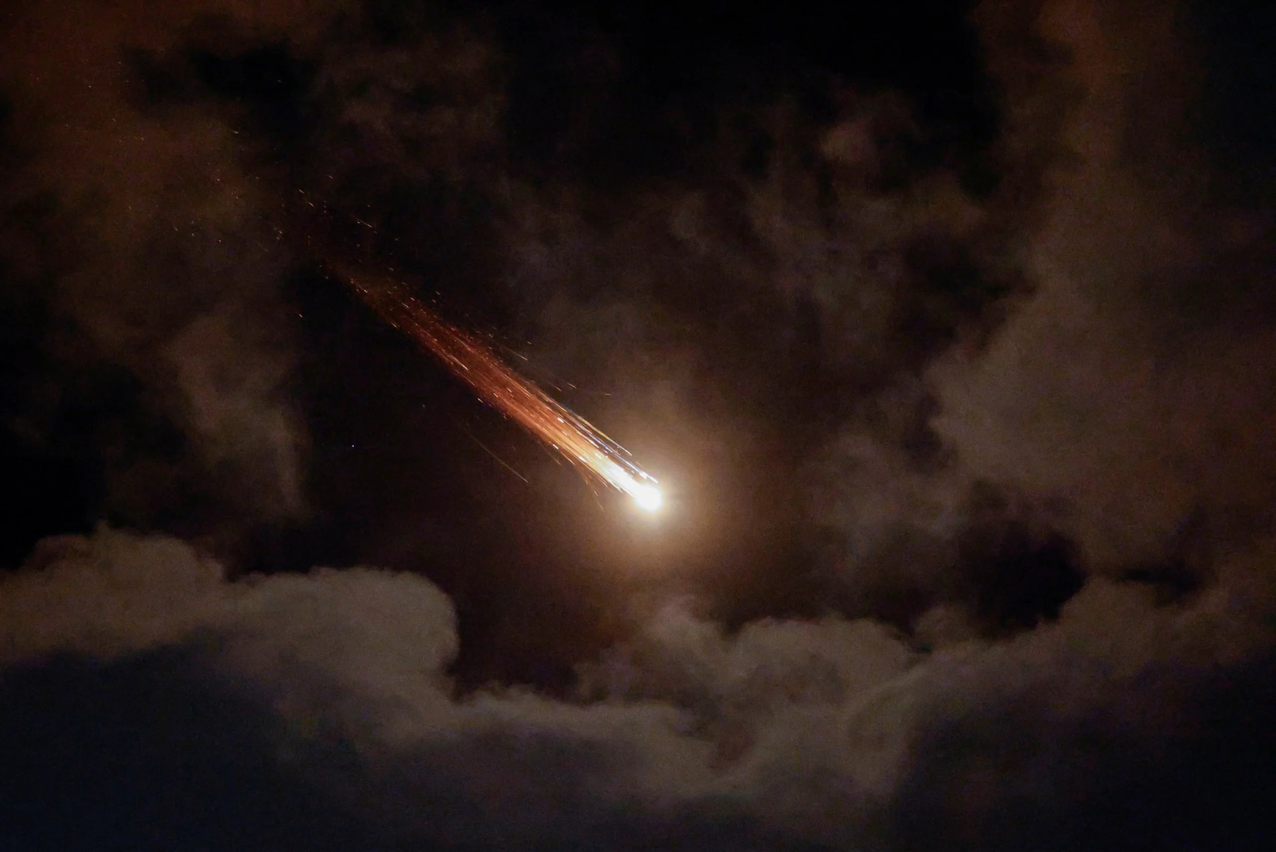 Míssil sendo lançado, gastos militares, conflito Irã EUA