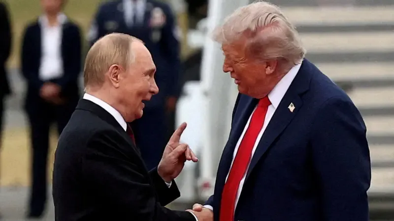 Foto de Donald Trump e Vladimir Putin apertando as mãos em cúpula do G20