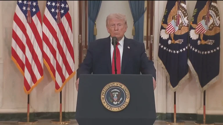 Caça militar sobrevoando infraestrutura iraniana após ameaças de Trump.