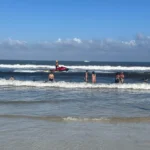 Bombeiros procuram turista de 27 anos desaparecido no mar de Cabo Frio