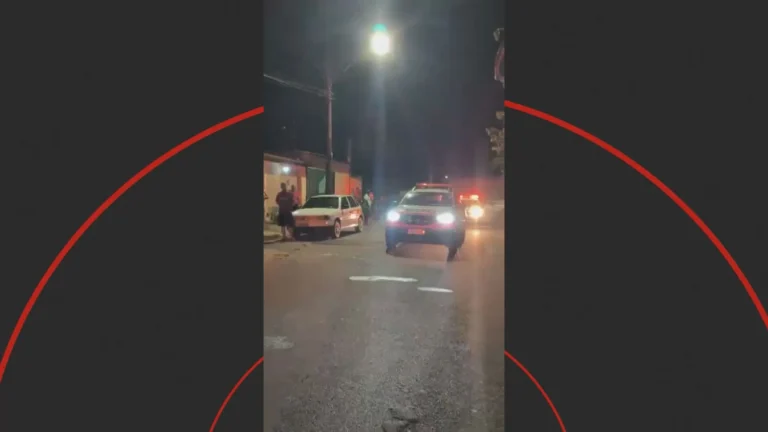 Viaturas de emergência e profissionais de resgate em rua de Aguaí após incidente com pitbull
