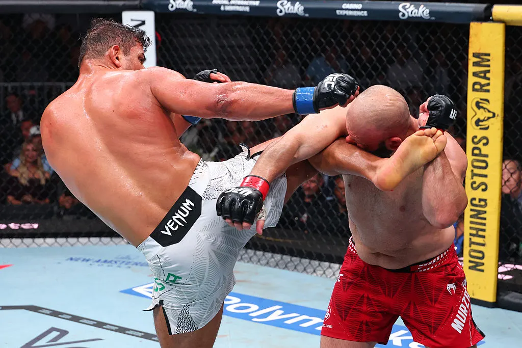 Lutador Paulo Borrachinha comemorando vitória por nocaute no UFC 327 contra Azamat Murzakanov