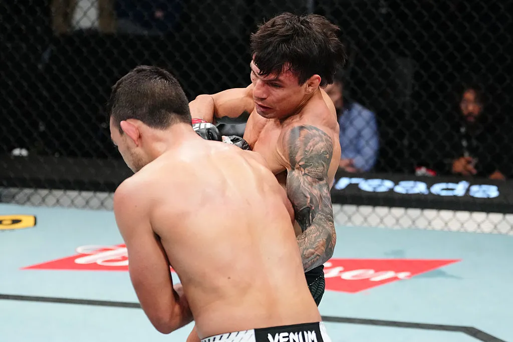 Lutadores brasileiros Alessandro Costa e Alice Pereira recebem bônus por Performance da Noite no UFC.