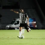 Jogador brasileiro Igor Thiago comemorando gol na Premier League