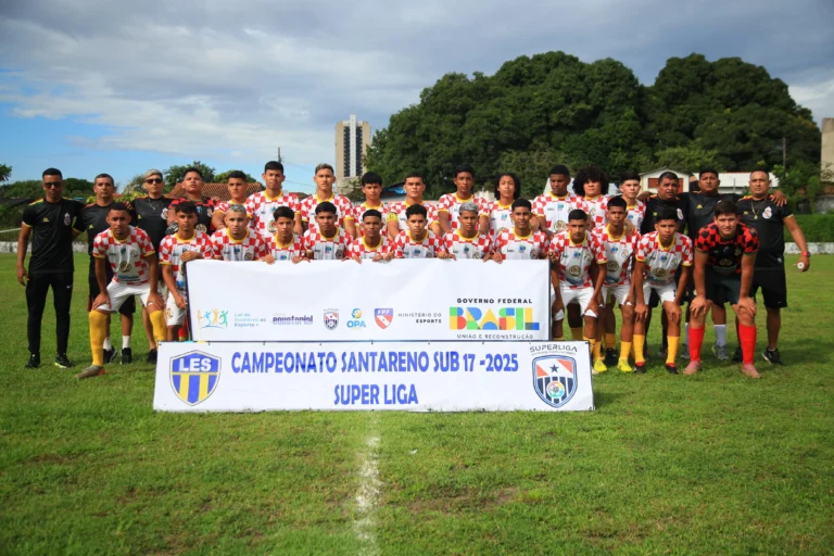 Jogadores sub-17 disputando bola em Santarém, campeonato de futebol de base