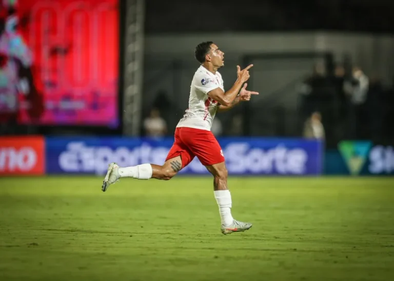 Gabriel, jogador do Bragantino, comemorando um gol em partida contra o Flamengo no estádio Cícero de Souza Marques.