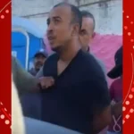 Delegacia com luzes acesas à noite, representando a investigação da morte de Thamiris.