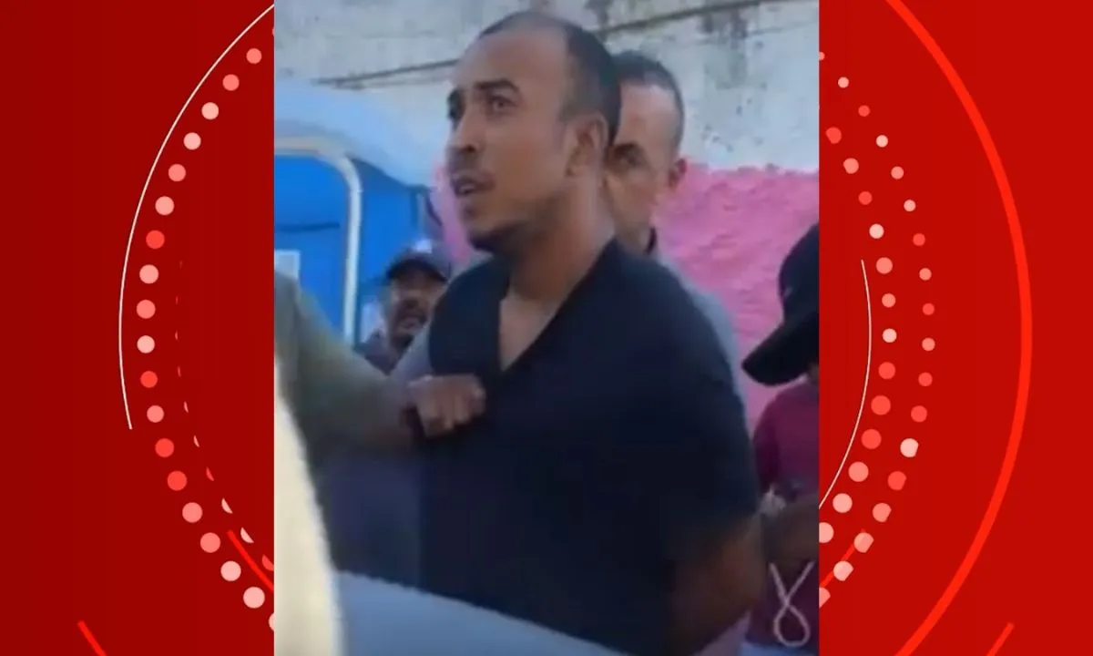 Delegacia com luzes acesas à noite, representando a investigação da morte de Thamiris.