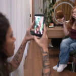 Casal Viih Tube e Eliezer em casa, discutindo a exposição na internet