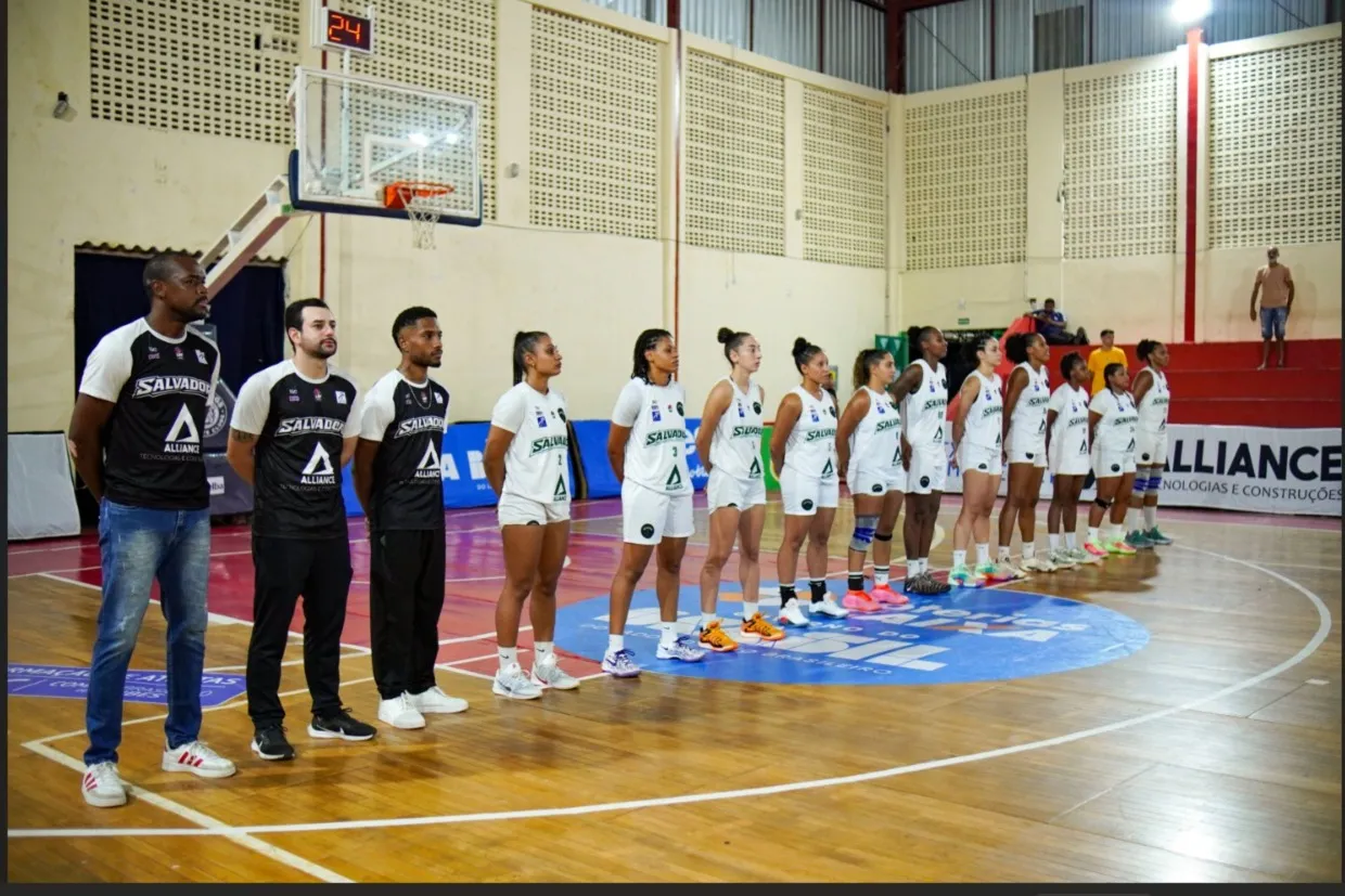 Jogadora do Salvador Basketball em quadra durante jogo da LBF