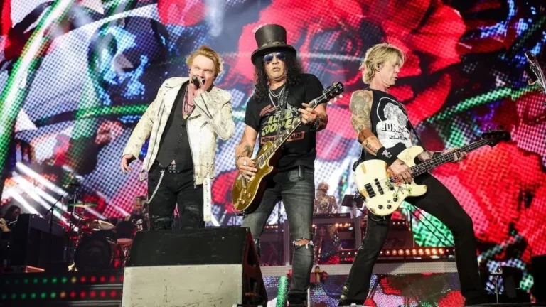 Guns N' Roses no palco em Rio Preto durante show único no interior do Brasil, com Axl Rose cantando e Slash tocando guitarra