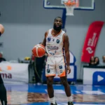 Unifacisa basquete em quadra, time de basquete NBB, jogadores em movimento, fisicalidade no basquete, ação de jogo.