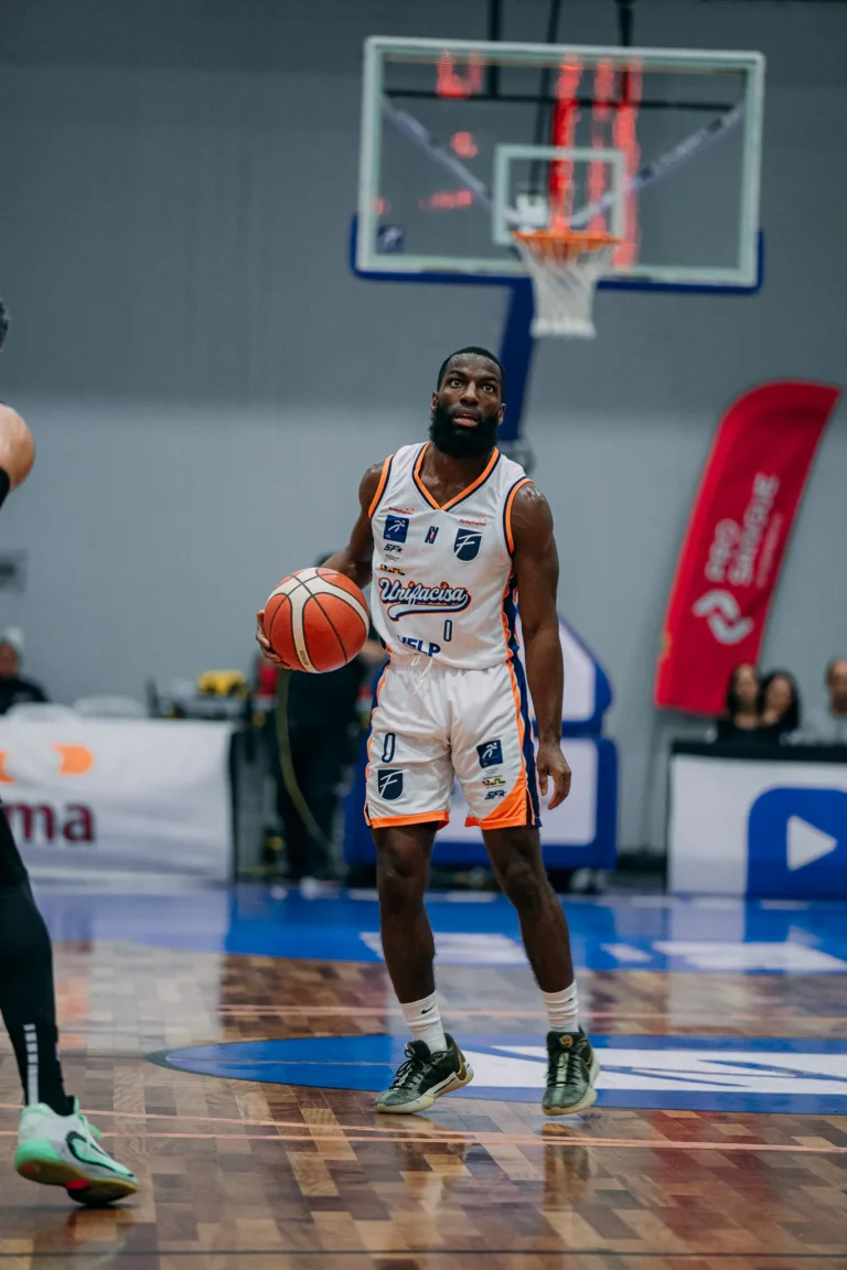 Unifacisa basquete em quadra, time de basquete NBB, jogadores em movimento, fisicalidade no basquete, ação de jogo.