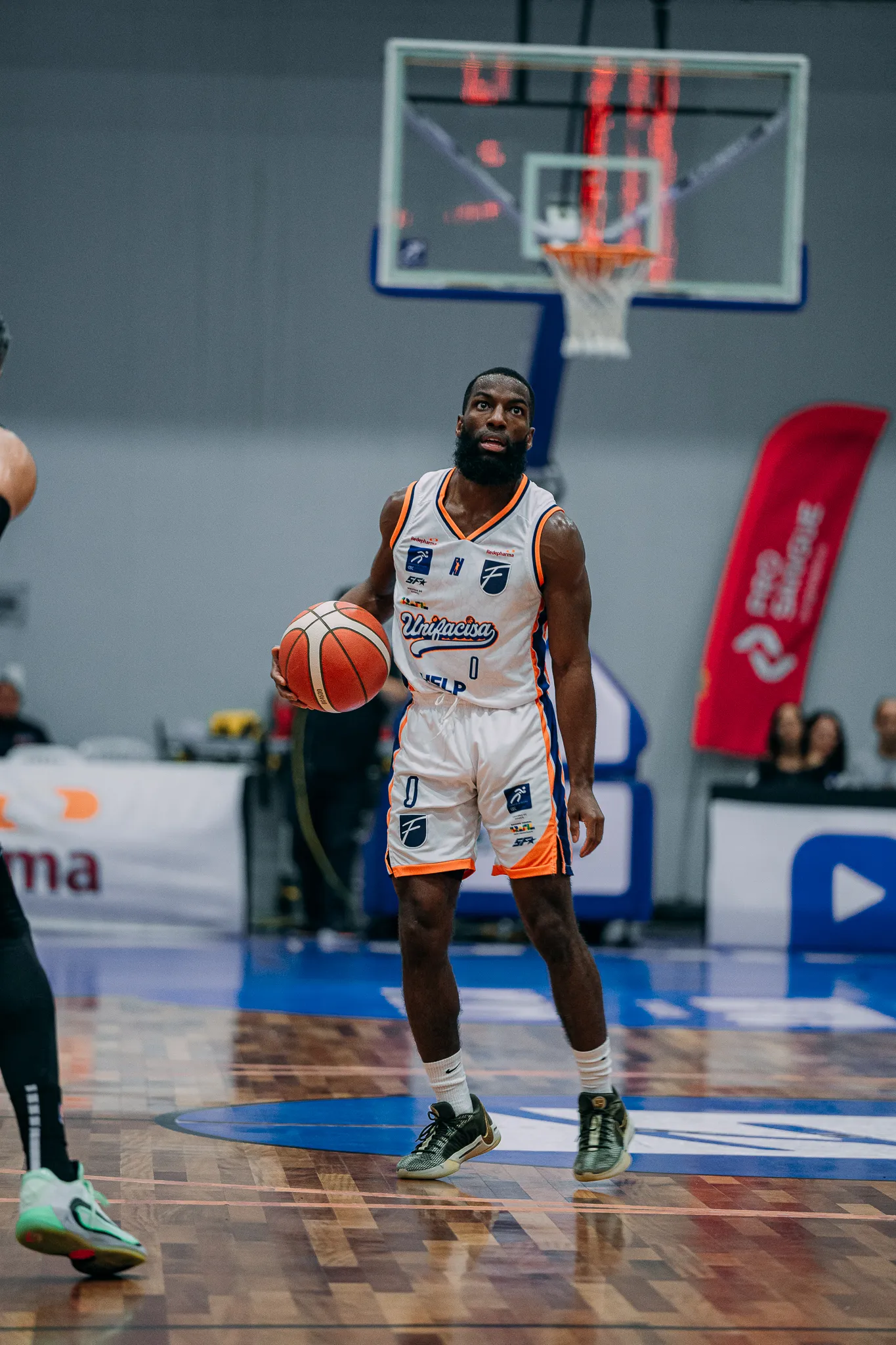 Unifacisa basquete em quadra, time de basquete NBB, jogadores em movimento, fisicalidade no basquete, ação de jogo.