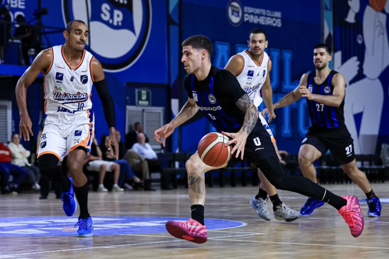 Imagem de ação de basquete entre Unifacisa e Pinheiros no NBB