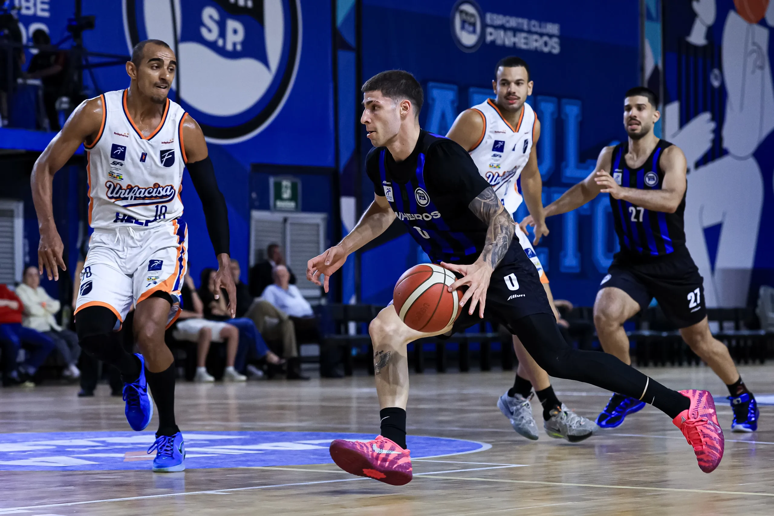 Imagem de ação de basquete entre Unifacisa e Pinheiros no NBB