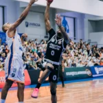 Jogadores de Unifacisa e Corinthians em quadra durante os playoffs do NBB 2025/26, disputando a bola.