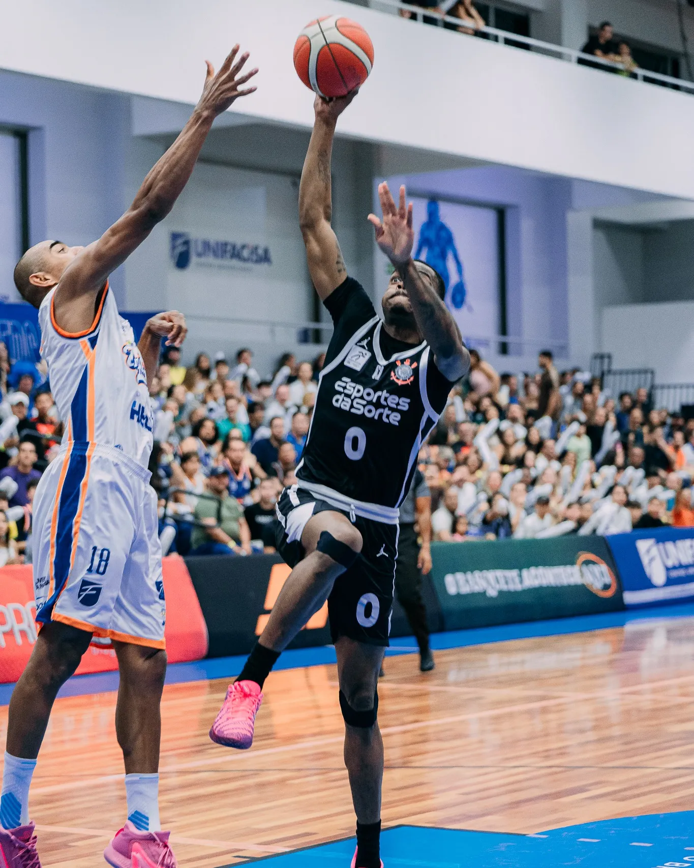 Jogadores de Unifacisa e Corinthians em quadra durante os playoffs do NBB 2025/26, disputando a bola.