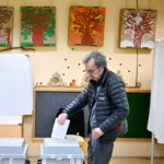 Homem votando em seção eleitoral na Hungria para eleição decisiva