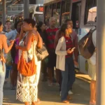 Ônibus urbano superlotado no Rio de Janeiro