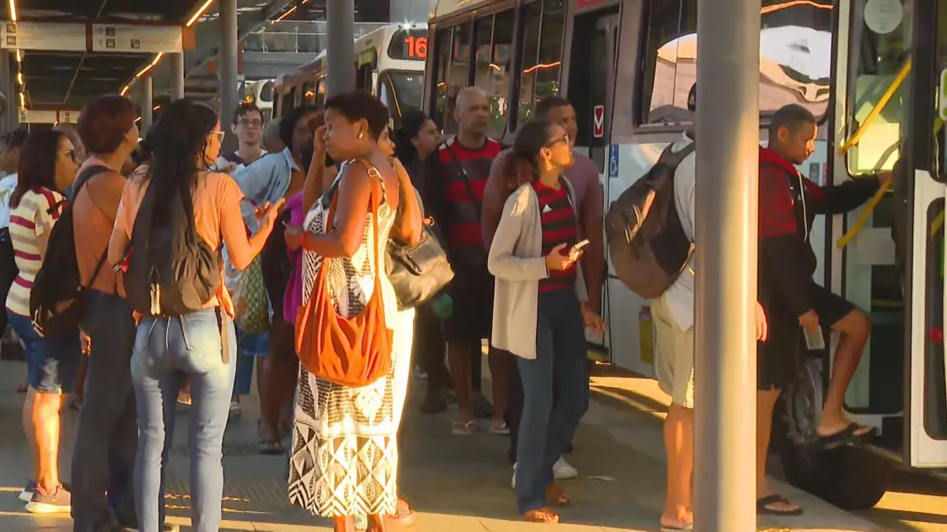 Ônibus urbano superlotado no Rio de Janeiro