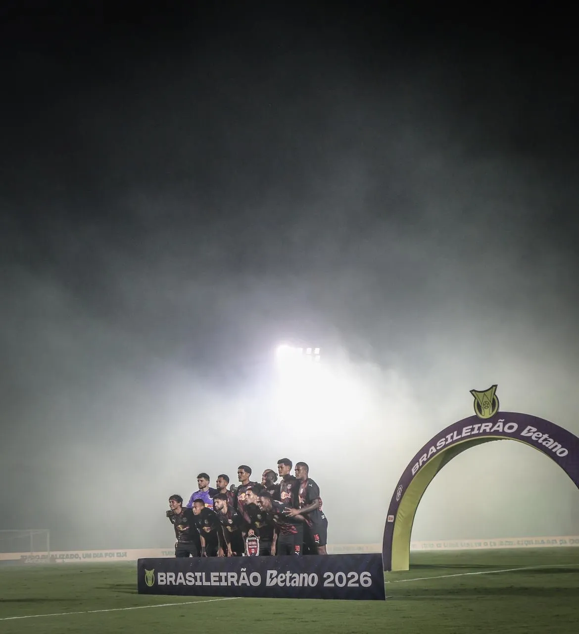 Jogadores do Bragantino comemorando gol em campo de futebol