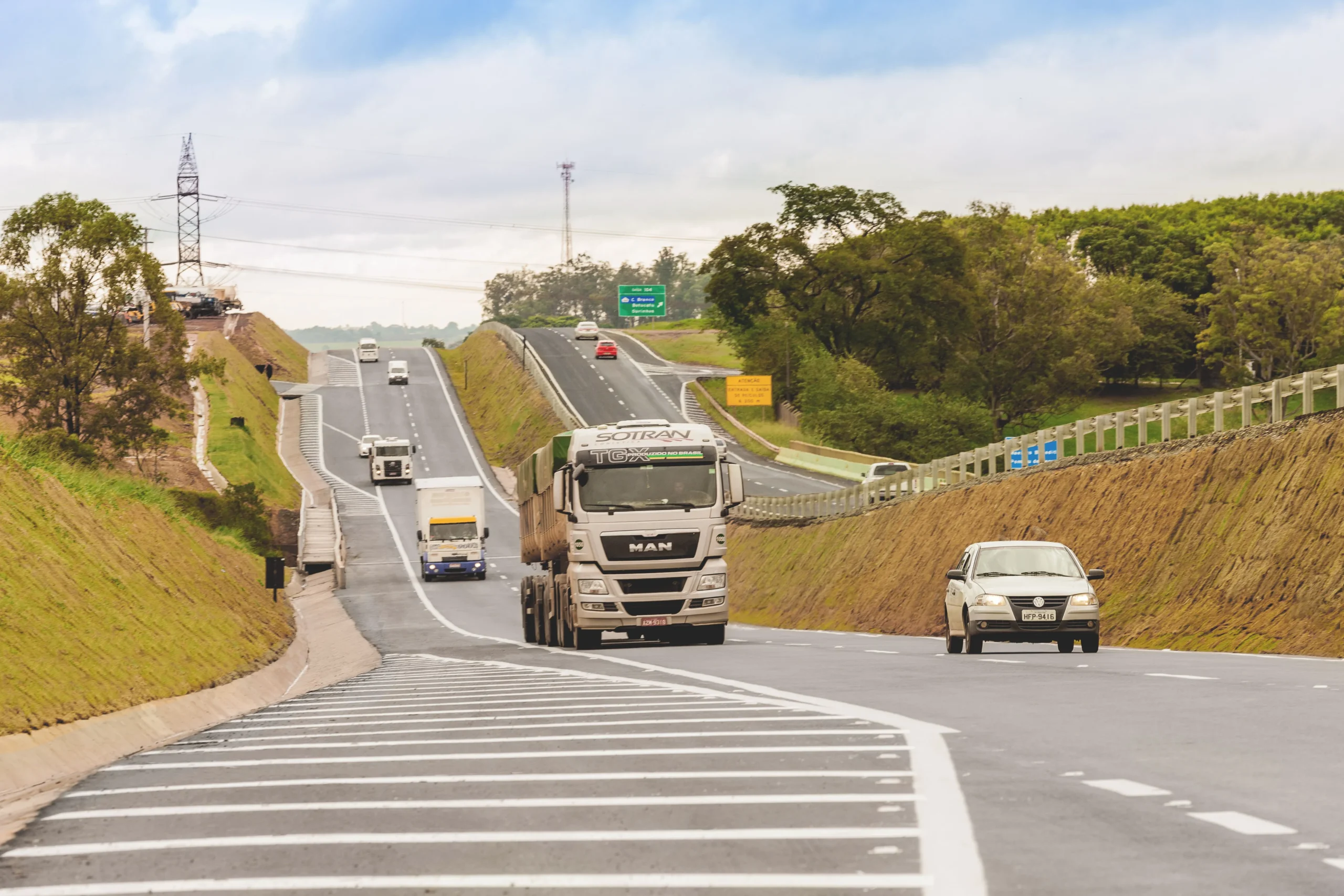 Rodovia movimentada na Páscoa em Piracicaba, tráfego de veículos, feriado, congestionamento, carros na estrada