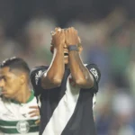 Jogador do Vasco com expressão de frustração após gol sofrido de cabeça em jogo fora de casa