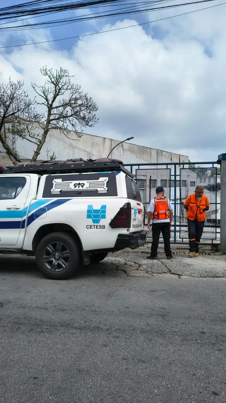 Cetesb e Defesa Civil monitoram vazamento químico de acrilato em córrego de São Bernardo do Campo
