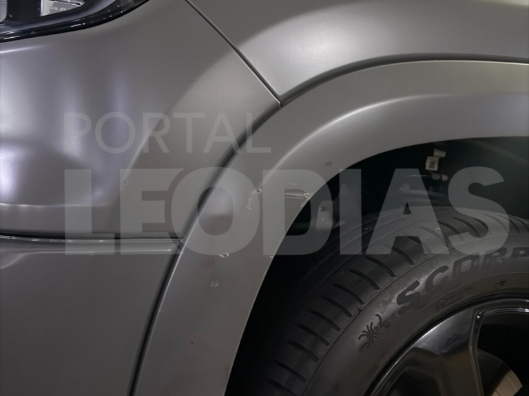 Lateral do carro danificado de Jonas Sulzbach após batida