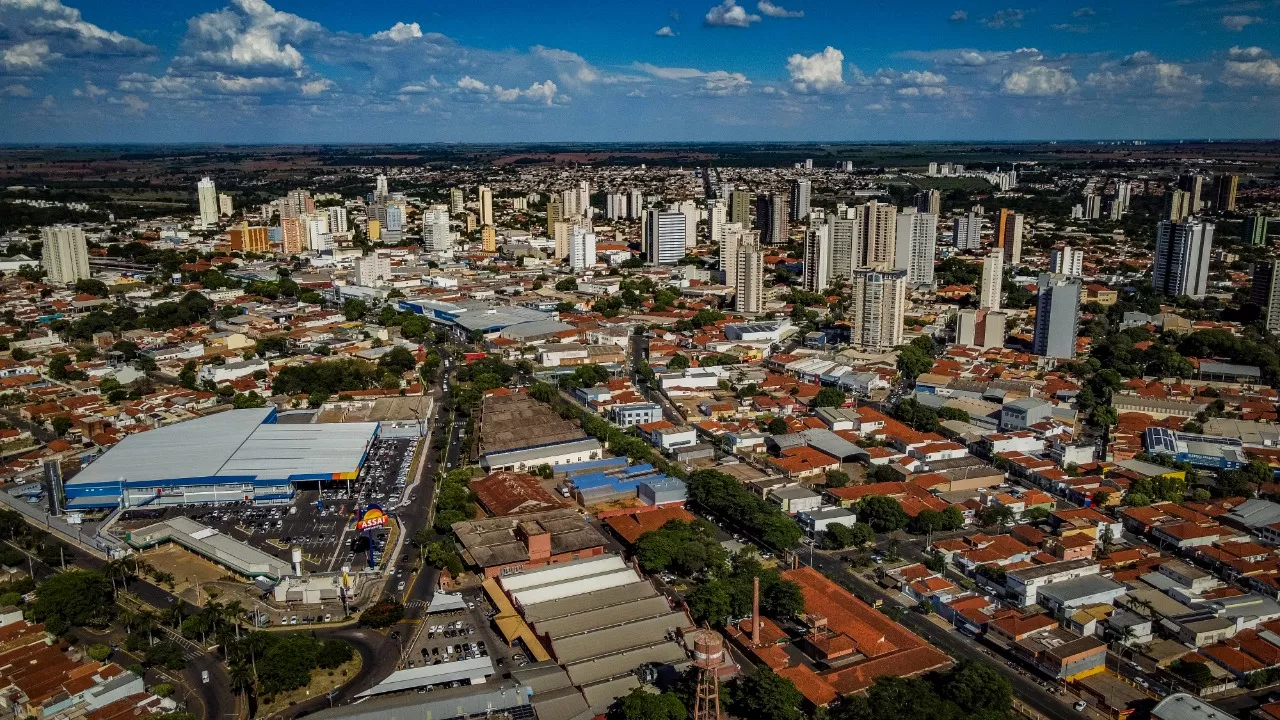 Vista aérea de Rio Preto e Araçatuba durante a Páscoa, com prédios, ruas e áreas verdes
