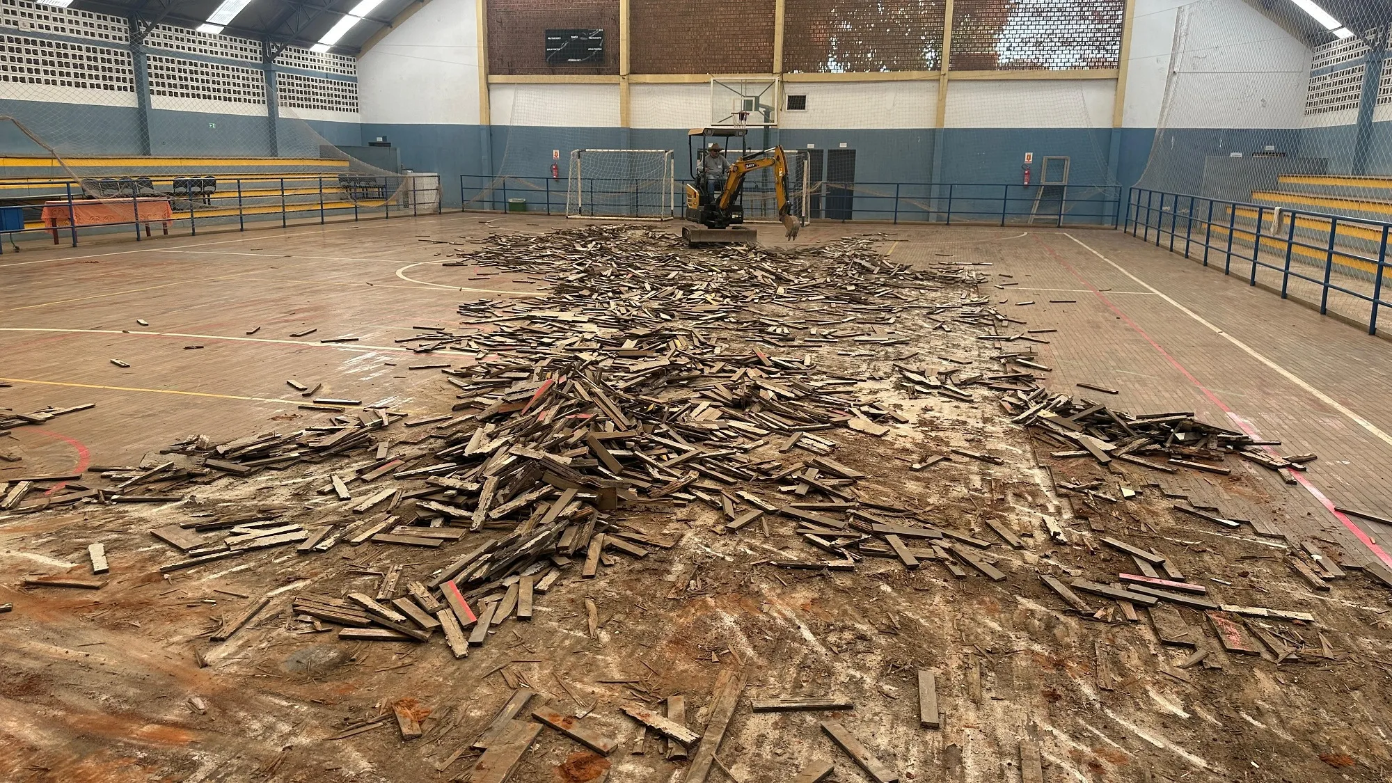 Ginásio Felício Maluf Piracicaba reformado, piso epóxi, quadra esportiva moderna