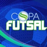 Foto de jogo de futsal da Copa TV Sergipe de Futsal, com atletas disputando a bola em quadra.