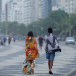 Carros na Avenida Atlântica em Copacabana com novo limite de velocidade de 60 km/h