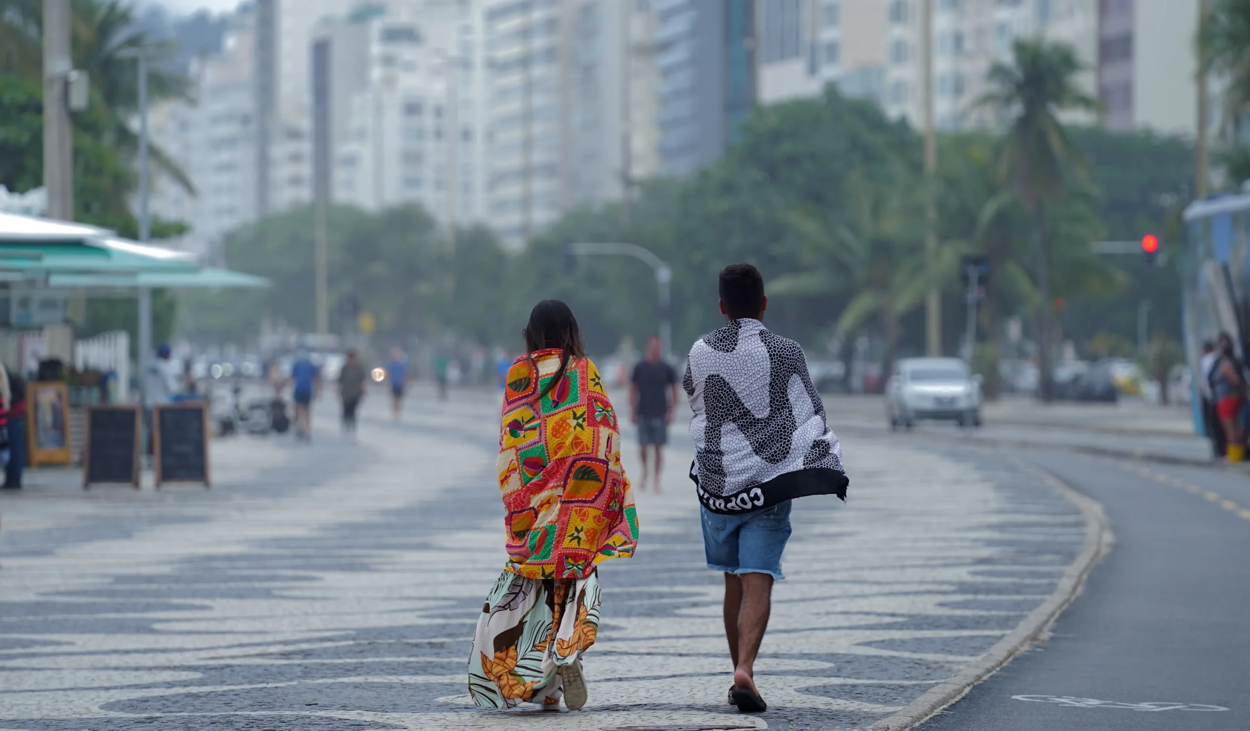 Carros na Avenida Atlântica em Copacabana com novo limite de velocidade de 60 km/h