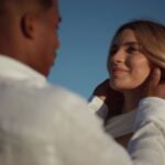 Foto de Endrick e Gabriely Miranda sorrindo, com a mão dele na barriga dela, celebrando a gravidez.