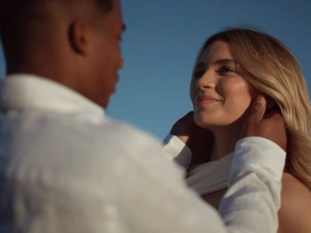 Foto de Endrick e Gabriely Miranda sorrindo, com a mão dele na barriga dela, celebrando a gravidez.