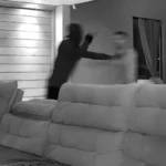 Câmera de segurança registra roubo em casa com vereador refém