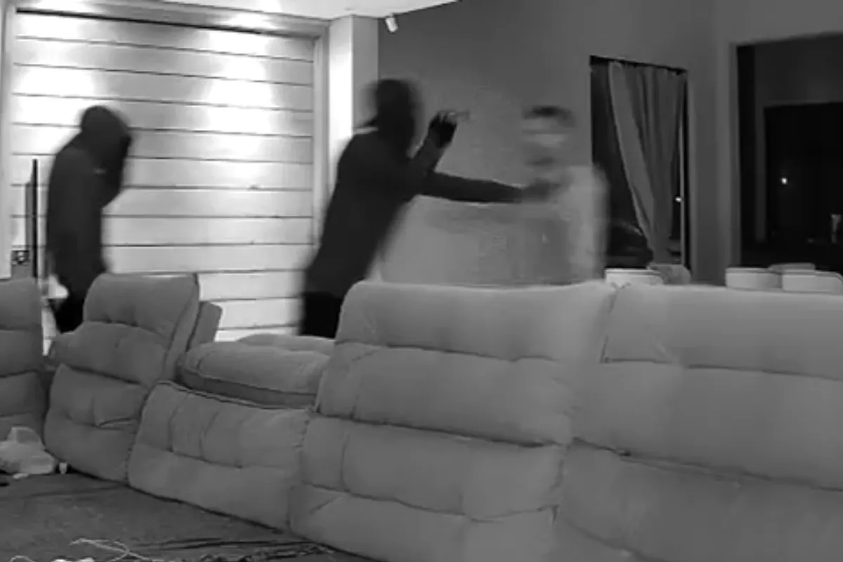 Câmera de segurança registra roubo em casa com vereador refém