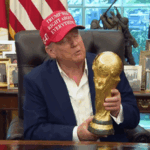 Campo de futebol com bola, bandeiras da Itália e Irã ao fundo, simbolizando a polêmica da Copa 2026