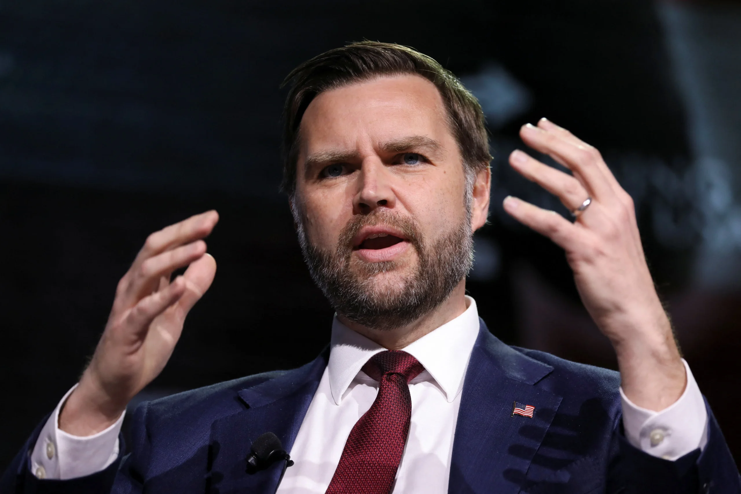 Mesa de negociação com bandeiras de EUA e Irã, simbolizando o diálogo sobre o cessar-fogo