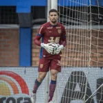 Léo Aragão, goleiro do Avaí, defendendo na Série B 2026, destacando a defesa invicta.