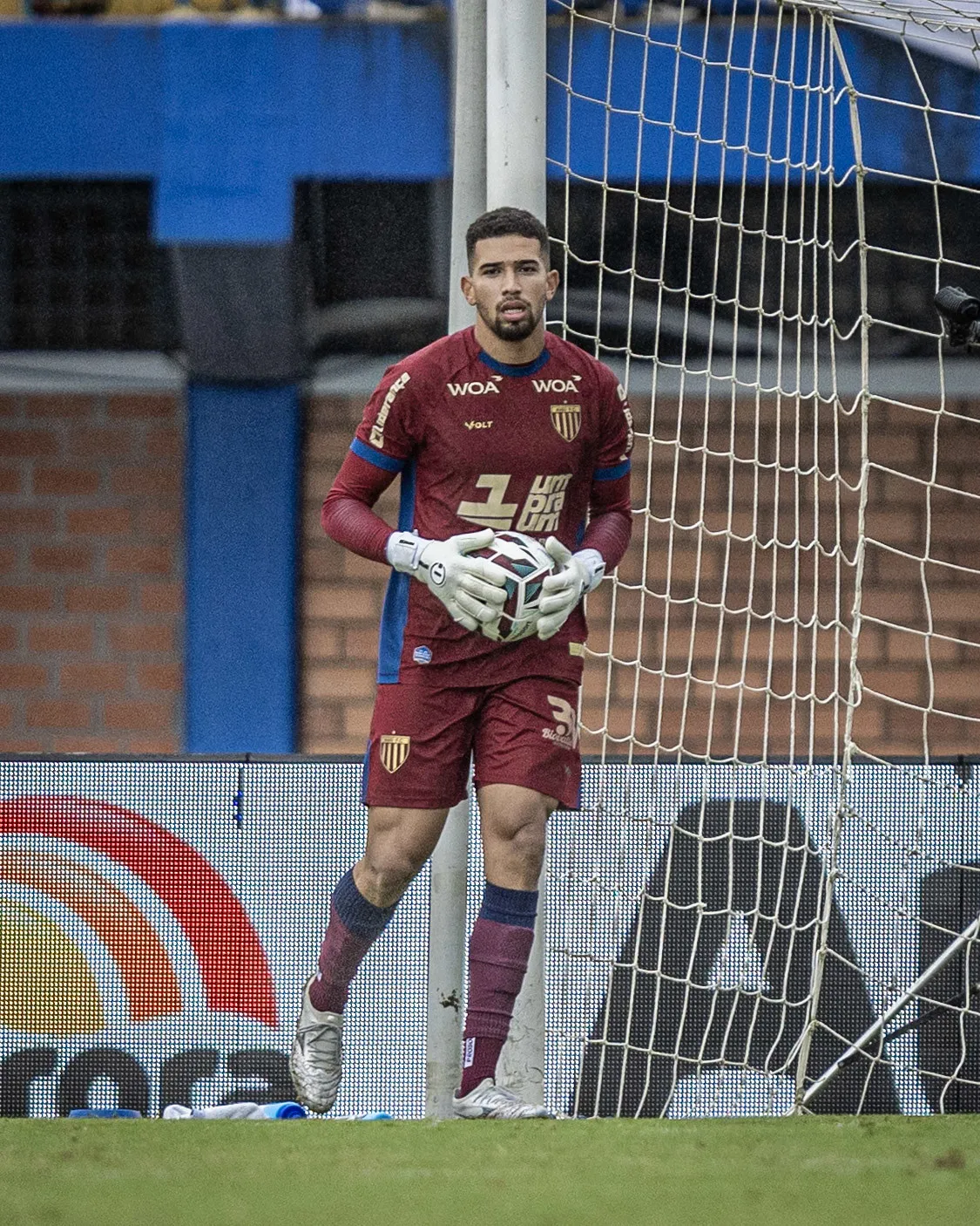 Léo Aragão, goleiro do Avaí, defendendo na Série B 2026, destacando a defesa invicta.