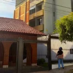 Muro gigante de concreto em Passos, Minas Gerais, bloqueando janelas de prédio residencial