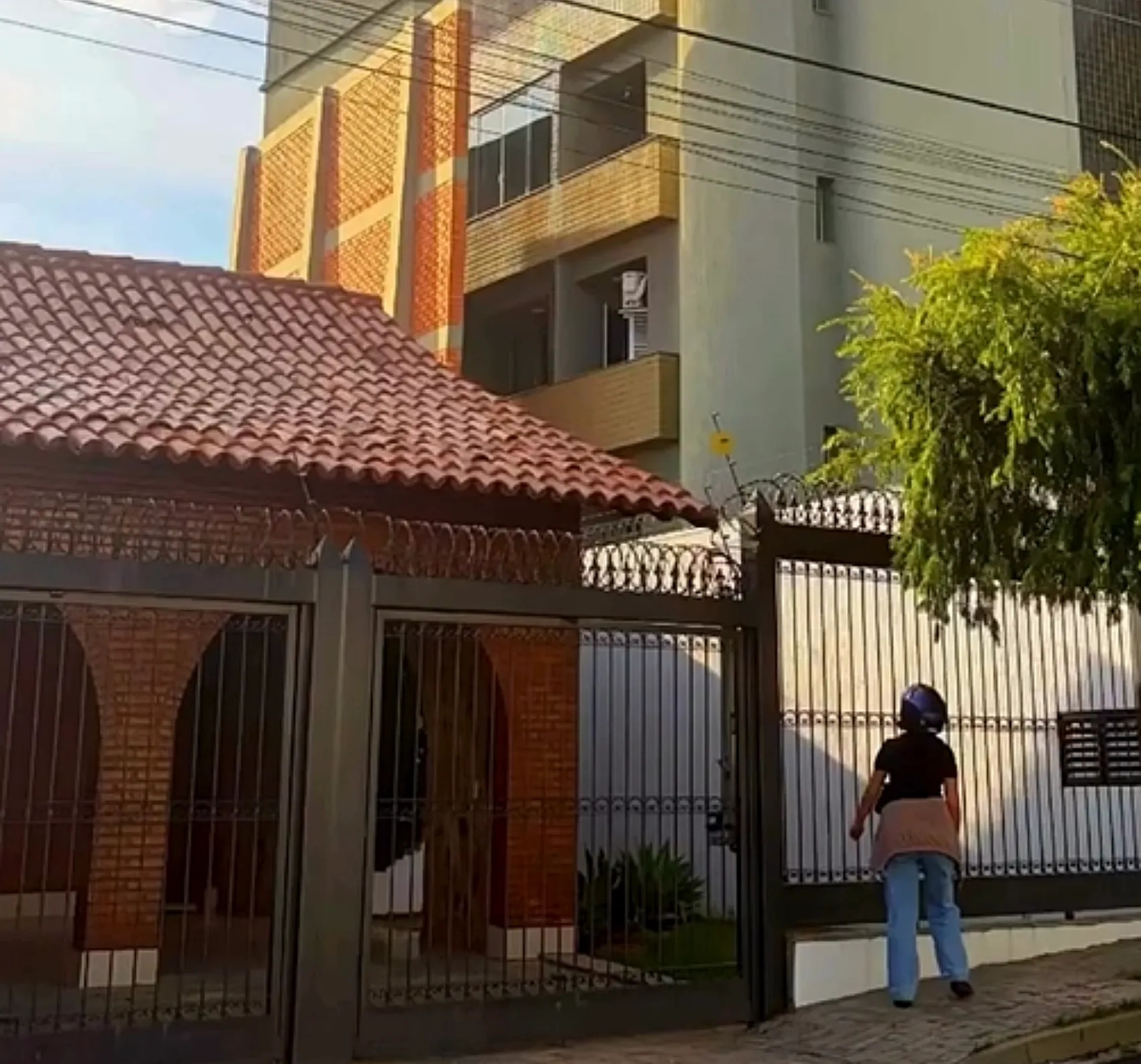 Muro gigante de concreto em Passos, Minas Gerais, bloqueando janelas de prédio residencial