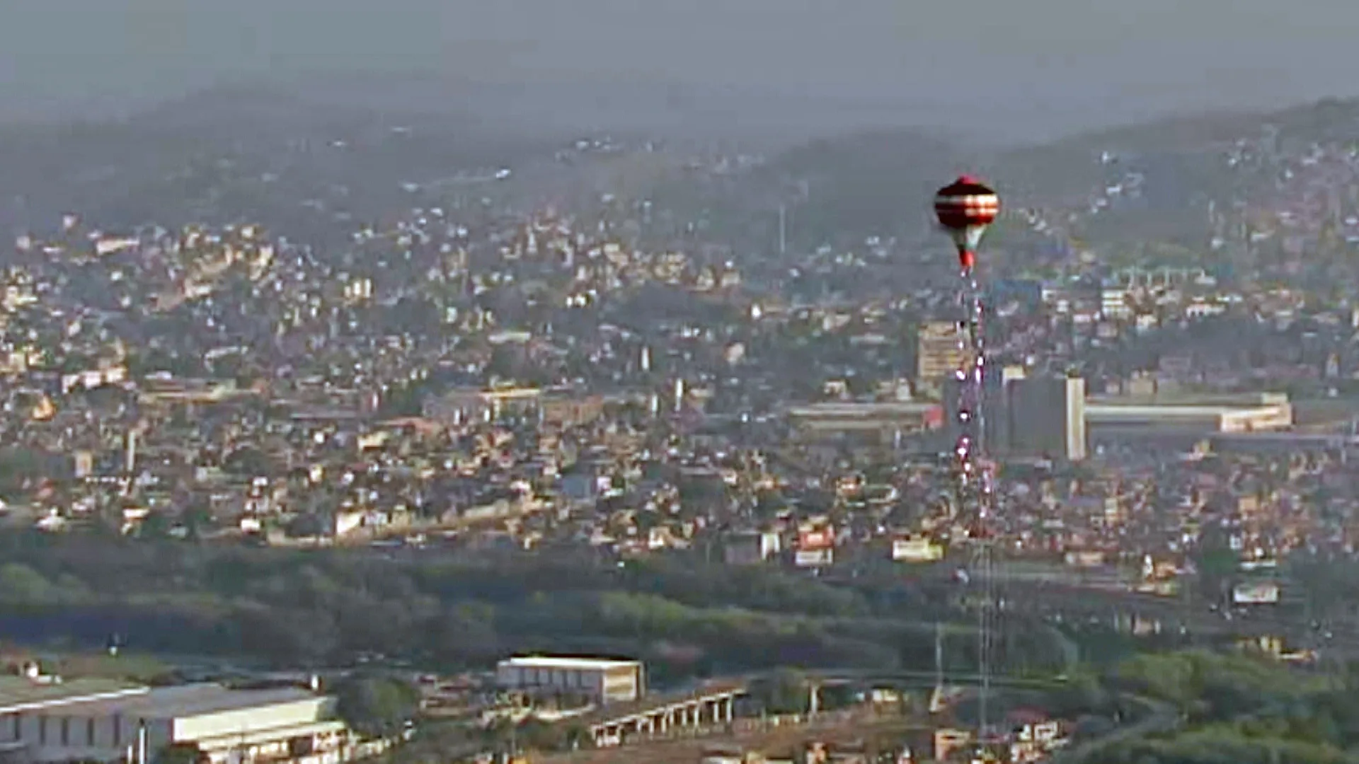 Balão em chamas atinge casa, Zona Norte Rio, morador apaga fogo
