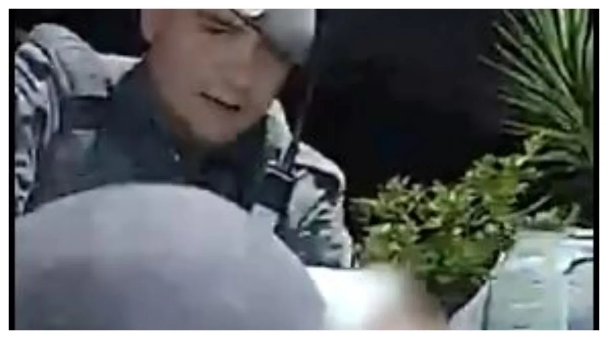 Câmera corporal registra salvamento de recém-nascido engasgado